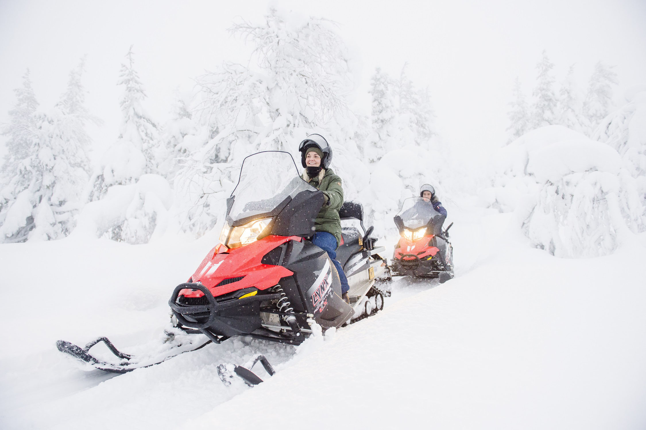 alquilar motos de nieve en laponia